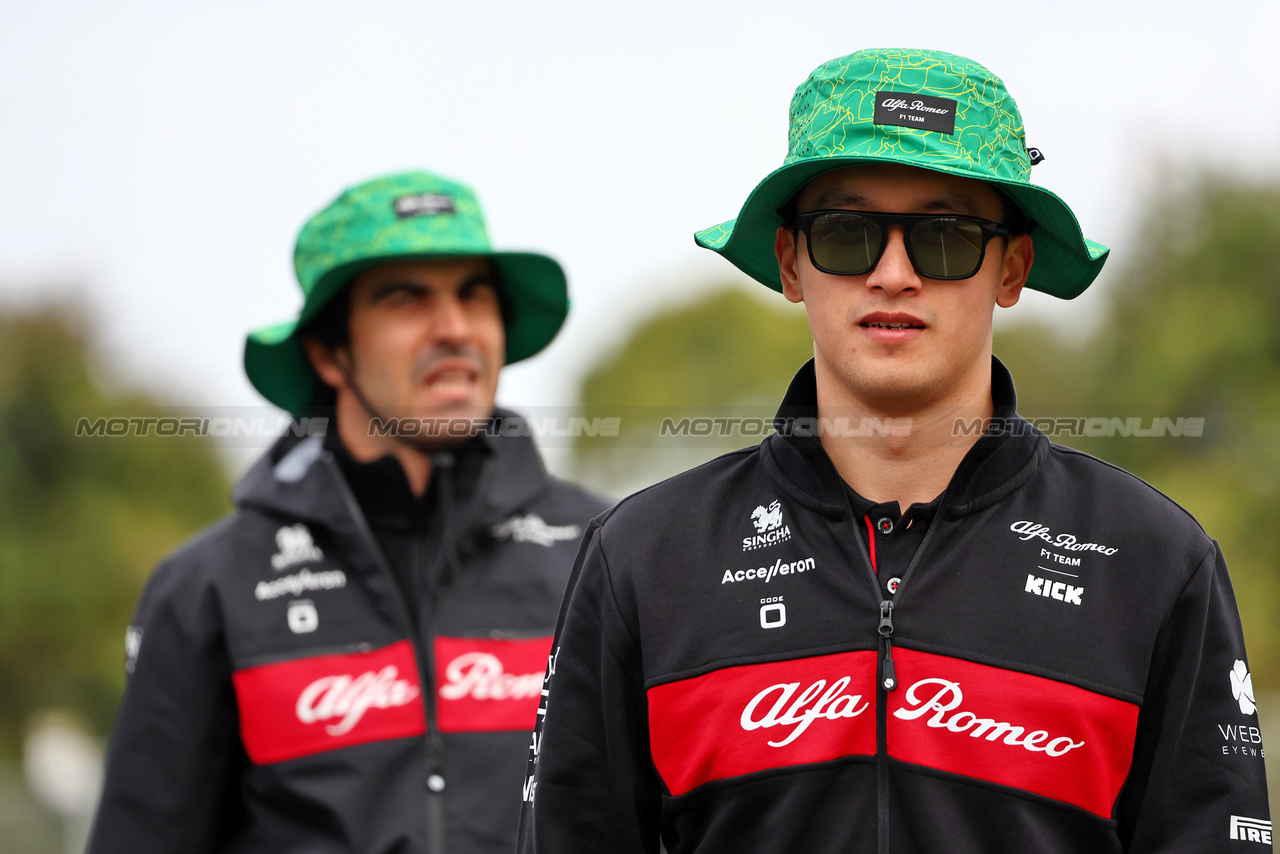 GP AUSTRALIA, Zhou Guanyu (CHN) Alfa Romeo F1 Team walks the circuit with the team.

29.03.2023. Formula 1 World Championship, Rd 3, Australian Grand Prix, Albert Park, Melbourne, Australia, Preparation Day.

- www.xpbimages.com, EMail: requests@xpbimages.com ¬© Copyright: Batchelor / XPB Images