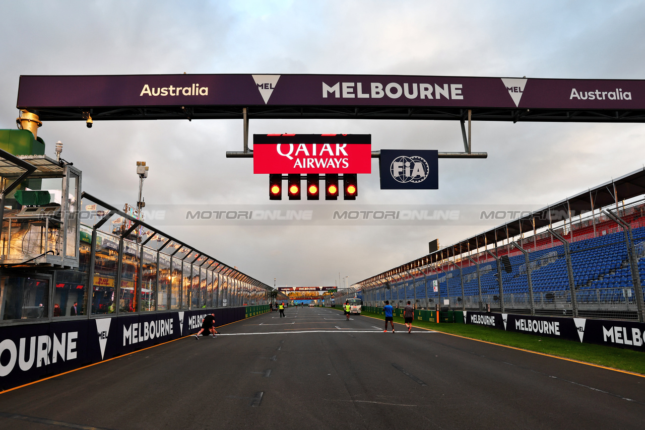 GP AUSTRALIA, Circuit Atmosfera - partenza  gantry.

29.03.2023. Formula 1 World Championship, Rd 3, Australian Grand Prix, Albert Park, Melbourne, Australia, Preparation Day.

- www.xpbimages.com, EMail: requests@xpbimages.com ¬© Copyright: Batchelor / XPB Images
