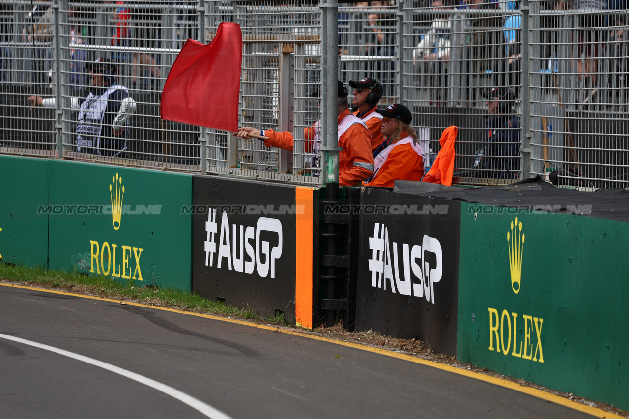 GP AUSTRALIA, Marshal waves a red flad during practice.

01.04.2023. Formula 1 World Championship, Rd 3, Australian Grand Prix, Albert Park, Melbourne, Australia, Qualifiche Day.

- www.xpbimages.com, EMail: requests@xpbimages.com ¬© Copyright: Moy / XPB Images