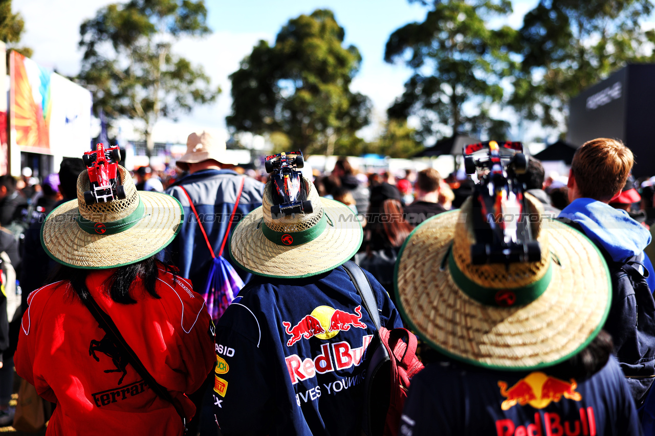 GP AUSTRALIA, Circuit Atmosfera - fans.

01.04.2023. Formula 1 World Championship, Rd 3, Australian Grand Prix, Albert Park, Melbourne, Australia, Qualifiche Day.

 - www.xpbimages.com, EMail: requests@xpbimages.com ¬© Copyright: Coates / XPB Images