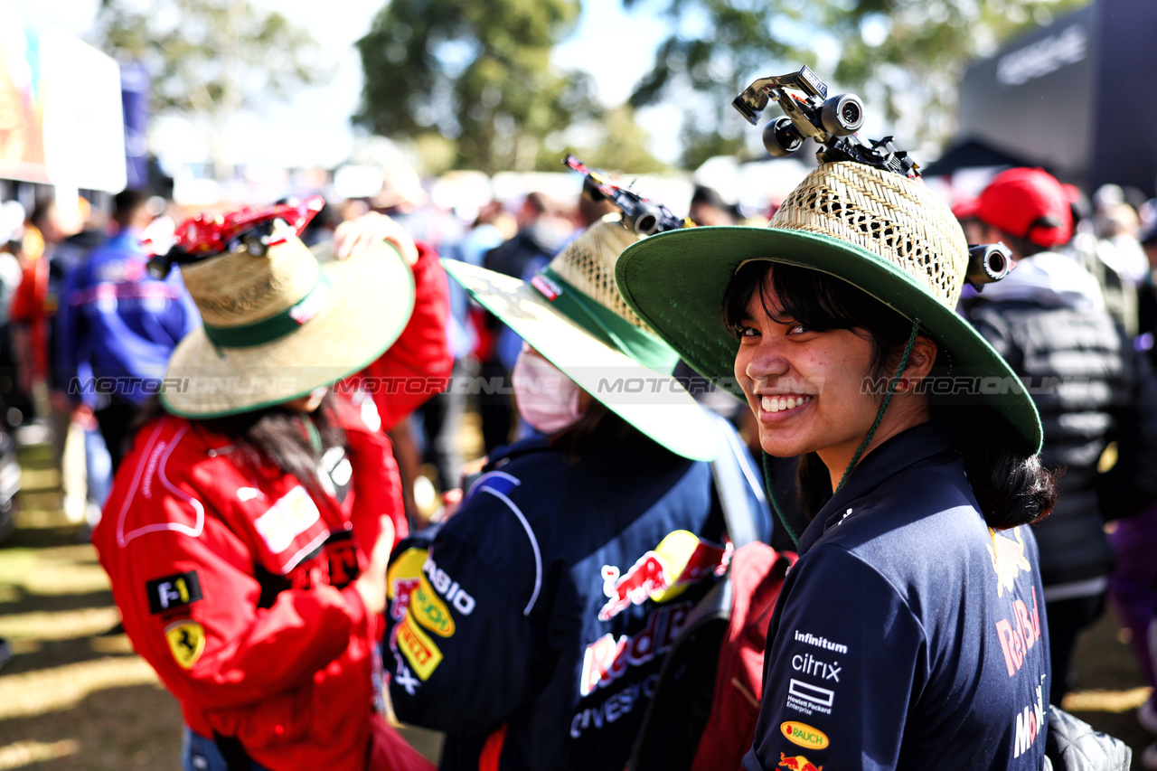GP AUSTRALIA, Circuit Atmosfera - fans.

01.04.2023. Formula 1 World Championship, Rd 3, Australian Grand Prix, Albert Park, Melbourne, Australia, Qualifiche Day.

 - www.xpbimages.com, EMail: requests@xpbimages.com ¬© Copyright: Coates / XPB Images