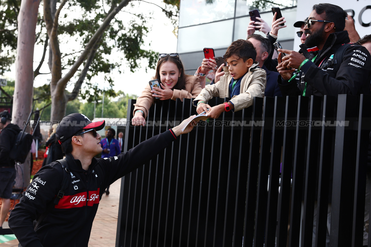 GP AUSTRALIA, Zhou Guanyu (CHN) Alfa Romeo F1 Team with fans.

01.04.2023. Formula 1 World Championship, Rd 3, Australian Grand Prix, Albert Park, Melbourne, Australia, Qualifiche Day.

 - www.xpbimages.com, EMail: requests@xpbimages.com ¬© Copyright: Coates / XPB Images