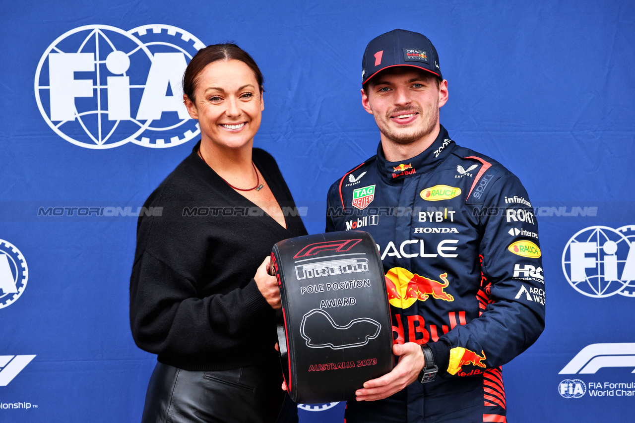 GP AUSTRALIA, Max Verstappen (NLD) Red Bull Racing receives the Pirelli Pole Position Award from Celeste Barber (AUS) Comedian.

01.04.2023. Formula 1 World Championship, Rd 3, Australian Grand Prix, Albert Park, Melbourne, Australia, Qualifiche Day.

- www.xpbimages.com, EMail: requests@xpbimages.com ¬© Copyright: Batchelor / XPB Images