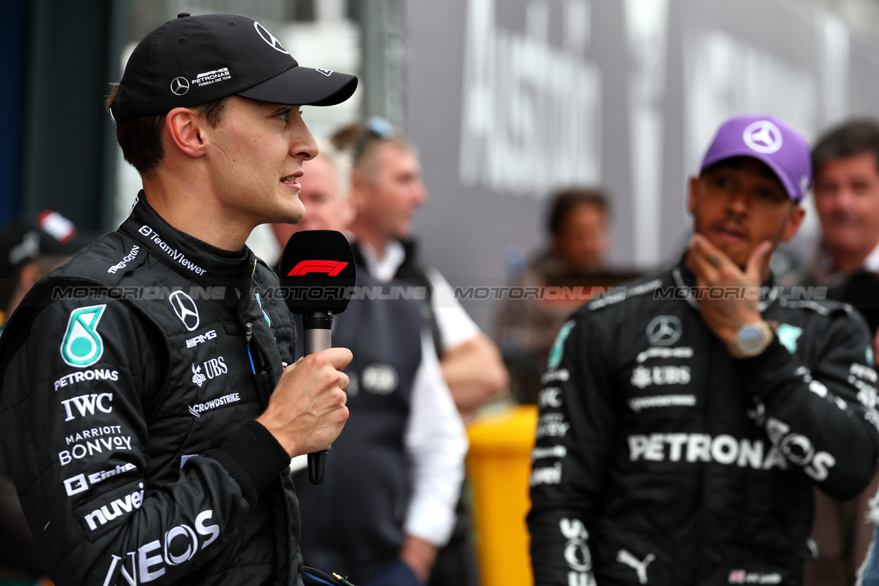GP AUSTRALIA, George Russell (GBR) Mercedes AMG F1 e team mate Lewis Hamilton (GBR) Mercedes AMG F1 in qualifying parc ferme.

01.04.2023. Formula 1 World Championship, Rd 3, Australian Grand Prix, Albert Park, Melbourne, Australia, Qualifiche Day.

- www.xpbimages.com, EMail: requests@xpbimages.com ¬© Copyright: Moy / XPB Images