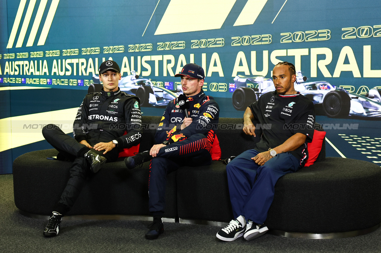 GP AUSTRALIA, George Russell (GBR), Mercedes AMG F1 Max Verstappen (NLD), Red Bull Racing Lewis Hamilton (GBR), Mercedes AMG F1  
01.04.2023. Formula 1 World Championship, Rd 3, Australian Grand Prix, Albert Park, Melbourne, Australia, Qualifiche Day.
- www.xpbimages.com, EMail: requests@xpbimages.com ¬© Copyright: Charniaux / XPB Images