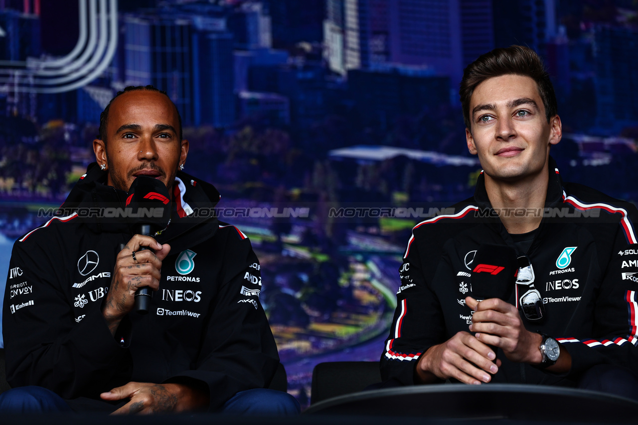 GP AUSTRALIA, Lewis Hamilton (GBR), Mercedes AMG F1  e George Russell (GBR), Mercedes AMG F1 
01.04.2023. Formula 1 World Championship, Rd 3, Australian Grand Prix, Albert Park, Melbourne, Australia, Qualifiche Day.
- www.xpbimages.com, EMail: requests@xpbimages.com ¬© Copyright: Charniaux / XPB Images