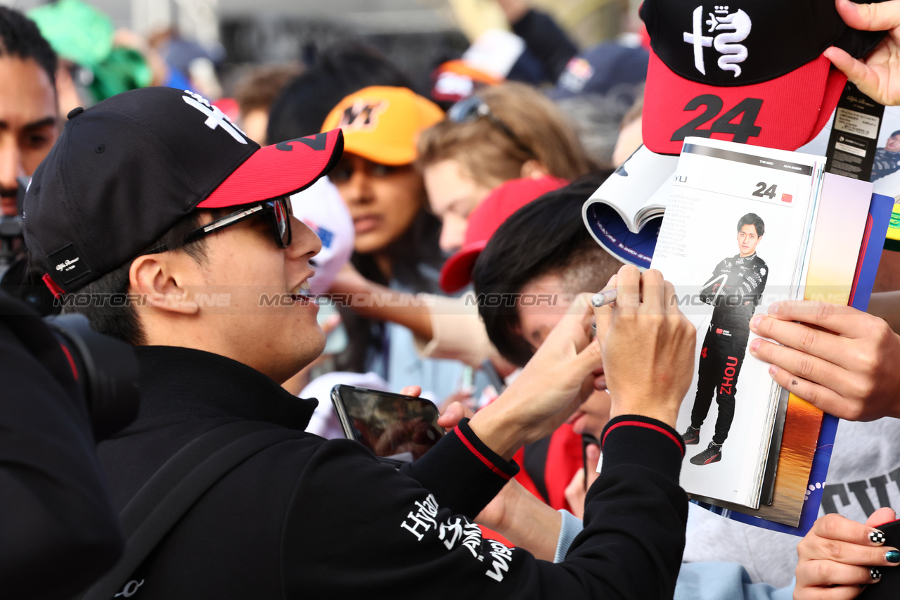 GP AUSTRALIA, Zhou Guanyu (CHN) Alfa Romeo F1 Team with fans.

01.04.2023. Formula 1 World Championship, Rd 3, Australian Grand Prix, Albert Park, Melbourne, Australia, Qualifiche Day.

- www.xpbimages.com, EMail: requests@xpbimages.com ¬© Copyright: Batchelor / XPB Images