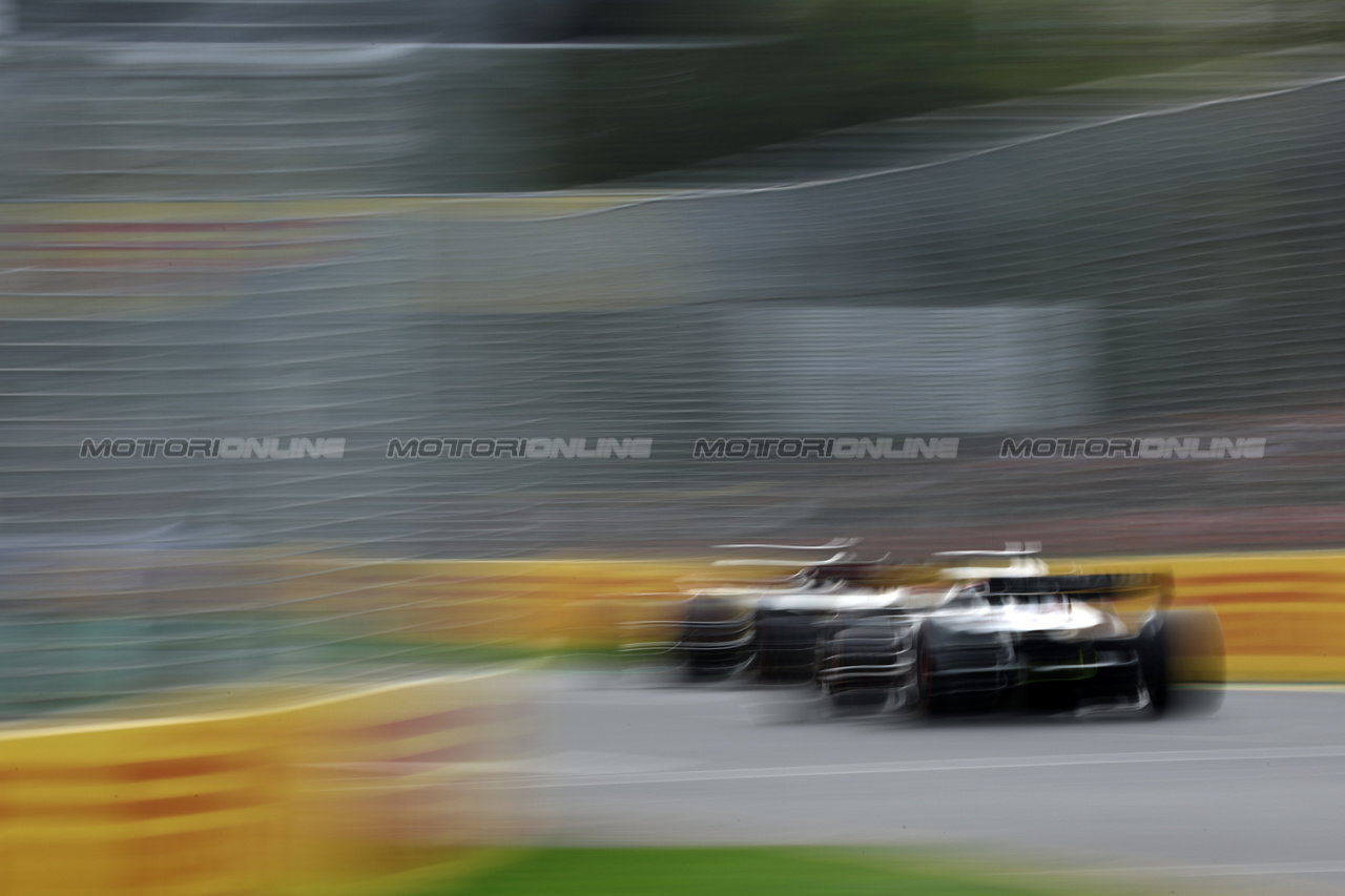 GP AUSTRALIA, George Russell (GBR) Mercedes AMG F1 W14 davanti a Nyck de Vries (NLD) AlphaTauri AT04.

01.04.2023. Formula 1 World Championship, Rd 3, Australian Grand Prix, Albert Park, Melbourne, Australia, Qualifiche Day.

- www.xpbimages.com, EMail: requests@xpbimages.com ¬© Copyright: Batchelor / XPB Images