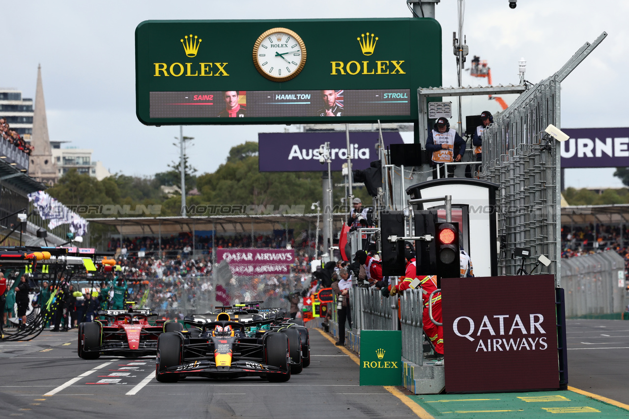 GP AUSTRALIA, Max Verstappen (NLD) Red Bull Racing RB19 leaves the pits.

01.04.2023. Formula 1 World Championship, Rd 3, Australian Grand Prix, Albert Park, Melbourne, Australia, Qualifiche Day.

- www.xpbimages.com, EMail: requests@xpbimages.com ¬© Copyright: Moy / XPB Images
