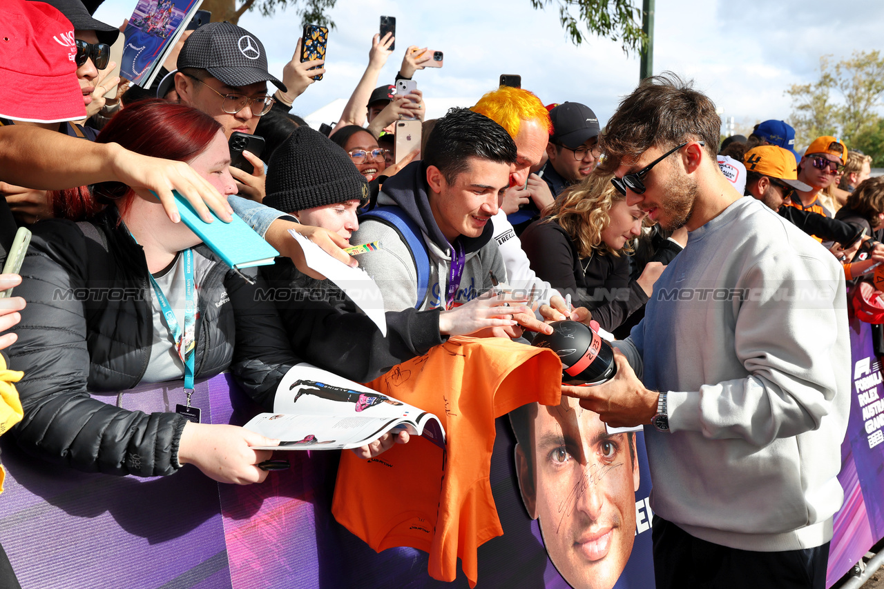 GP AUSTRALIA, Pierre Gasly (FRA) Alpine F1 Team with fans.

01.04.2023. Formula 1 World Championship, Rd 3, Australian Grand Prix, Albert Park, Melbourne, Australia, Qualifiche Day.

- www.xpbimages.com, EMail: requests@xpbimages.com ¬© Copyright: Moy / XPB Images