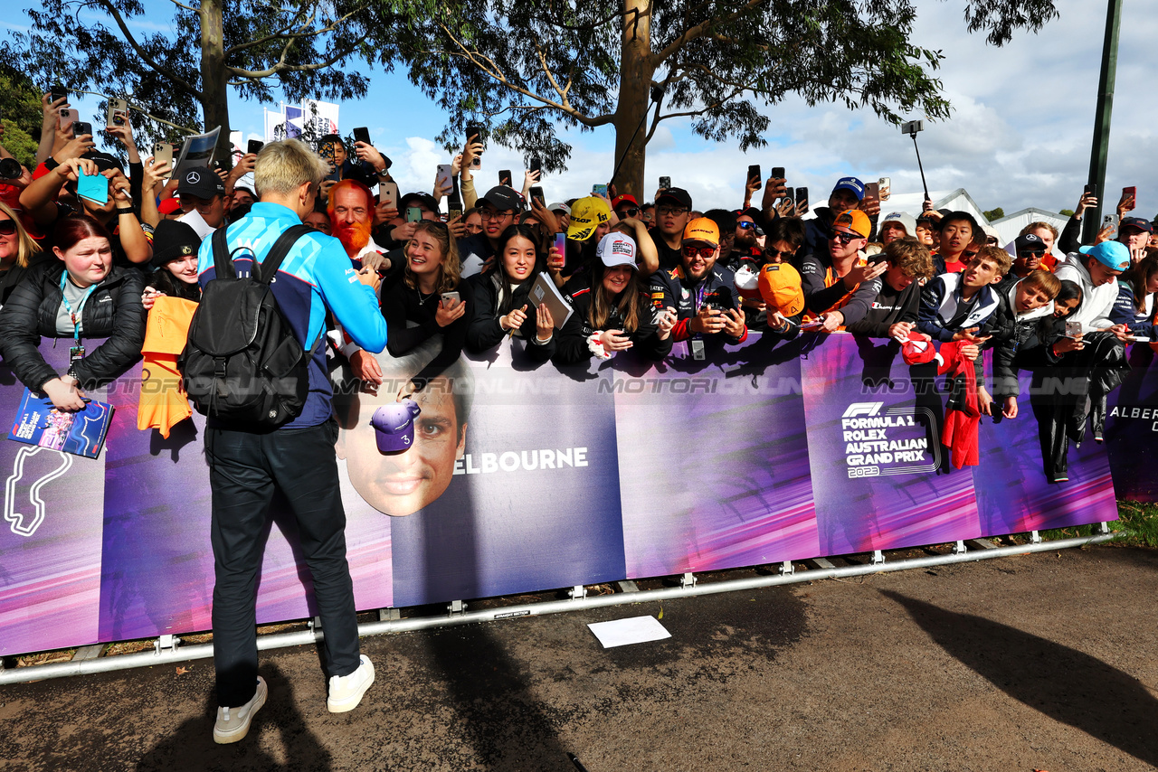 GP AUSTRALIA, Alexander Albon (THA) Williams Racing with fans.

01.04.2023. Formula 1 World Championship, Rd 3, Australian Grand Prix, Albert Park, Melbourne, Australia, Qualifiche Day.

- www.xpbimages.com, EMail: requests@xpbimages.com ¬© Copyright: Moy / XPB Images