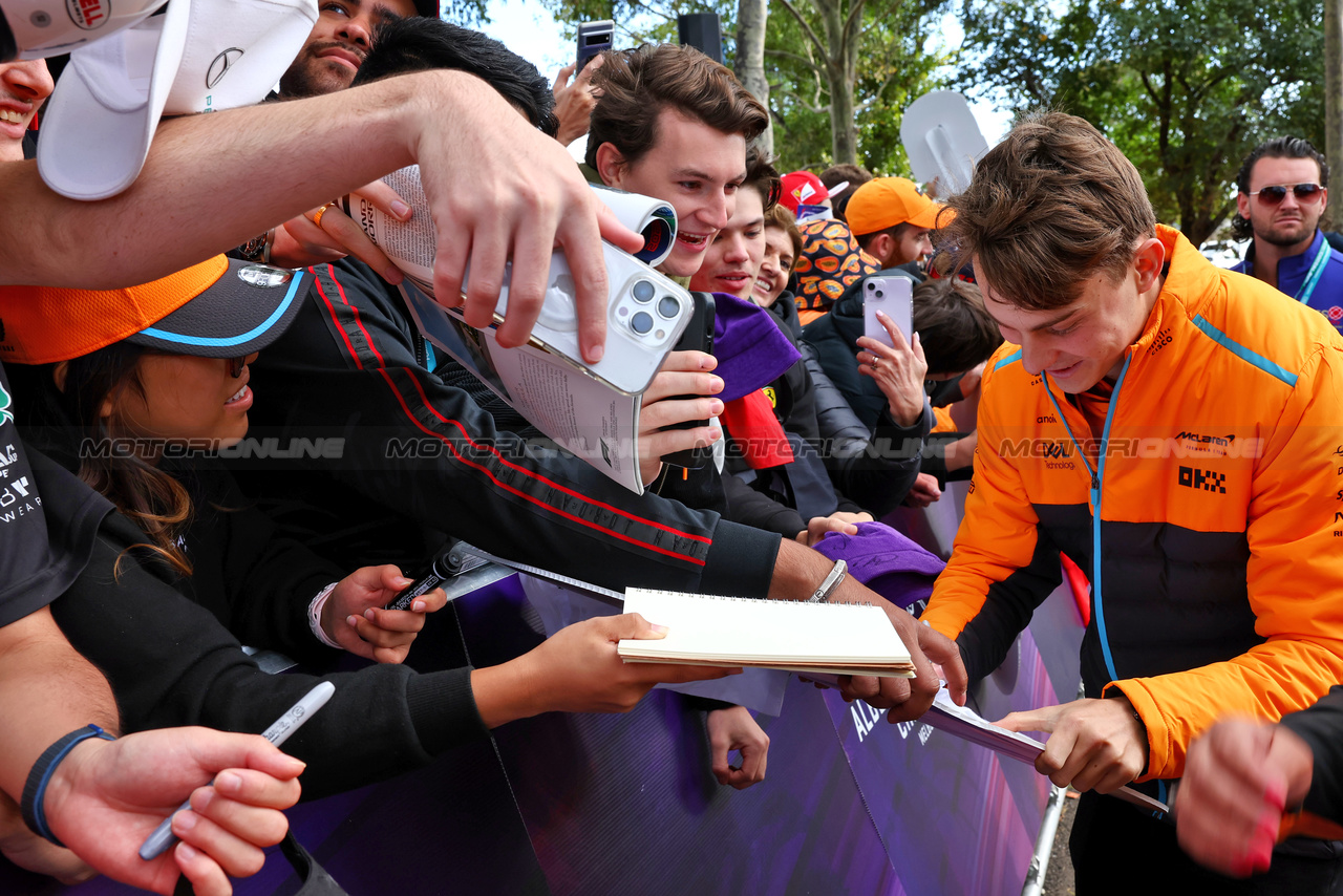 GP AUSTRALIA, Oscar Piastri (AUS) McLaren with fans.

01.04.2023. Formula 1 World Championship, Rd 3, Australian Grand Prix, Albert Park, Melbourne, Australia, Qualifiche Day.

- www.xpbimages.com, EMail: requests@xpbimages.com ¬© Copyright: Batchelor / XPB Images