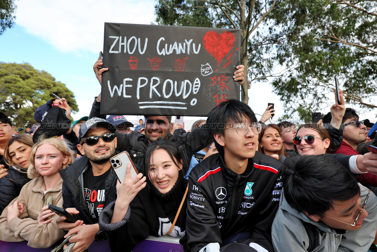 GP AUSTRALIA, Zhou Guanyu (CHN) Alfa Romeo F1 Team fans.

01.04.2023. Formula 1 World Championship, Rd 3, Australian Grand Prix, Albert Park, Melbourne, Australia, Qualifiche Day.

- www.xpbimages.com, EMail: requests@xpbimages.com ¬© Copyright: Moy / XPB Images