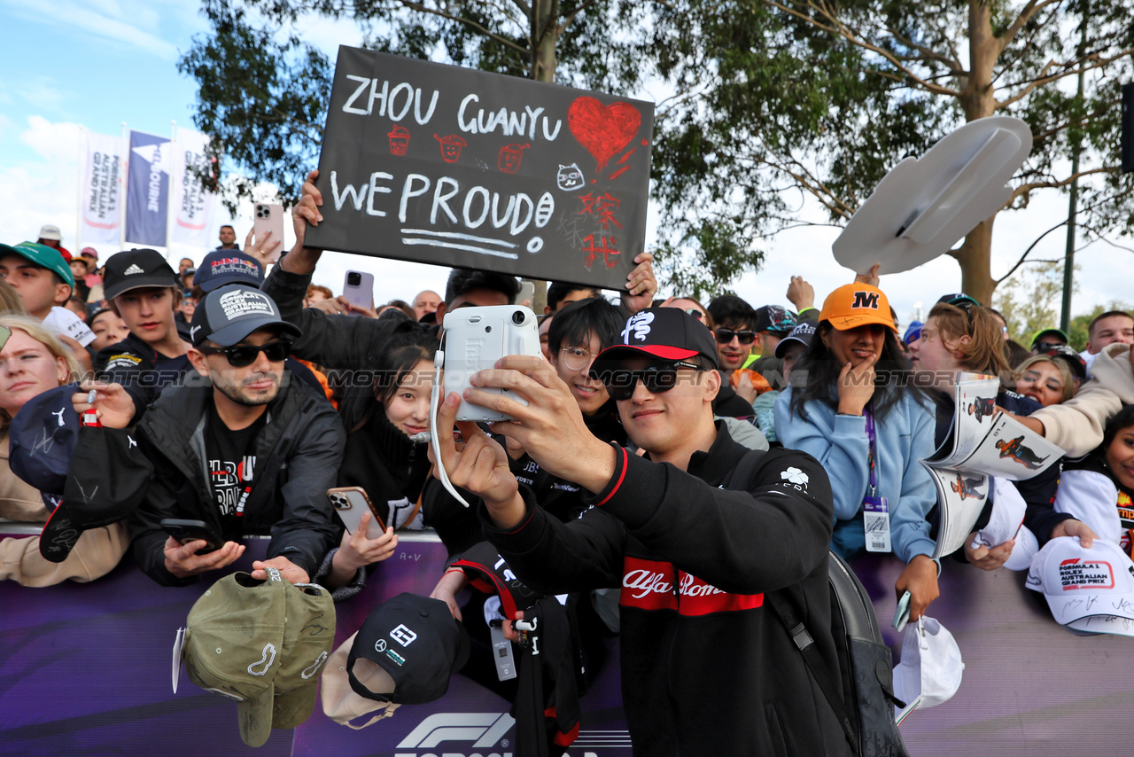 GP AUSTRALIA, Zhou Guanyu (CHN) Alfa Romeo F1 Team with fans.

01.04.2023. Formula 1 World Championship, Rd 3, Australian Grand Prix, Albert Park, Melbourne, Australia, Qualifiche Day.

- www.xpbimages.com, EMail: requests@xpbimages.com ¬© Copyright: Moy / XPB Images
