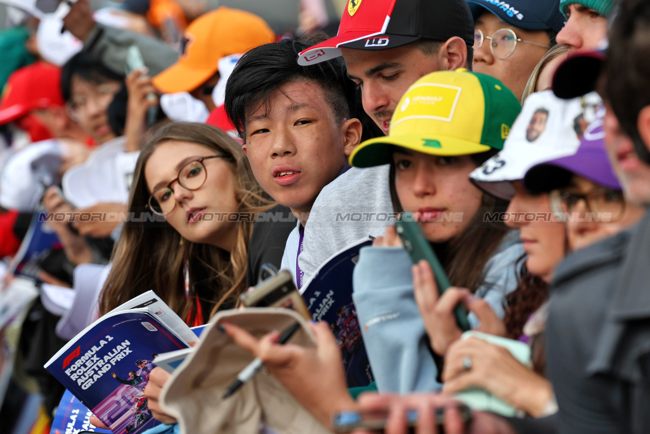 GP AUSTRALIA, Circuit Atmosfera - fans.

01.04.2023. Formula 1 World Championship, Rd 3, Australian Grand Prix, Albert Park, Melbourne, Australia, Qualifiche Day.

- www.xpbimages.com, EMail: requests@xpbimages.com ¬© Copyright: Moy / XPB Images