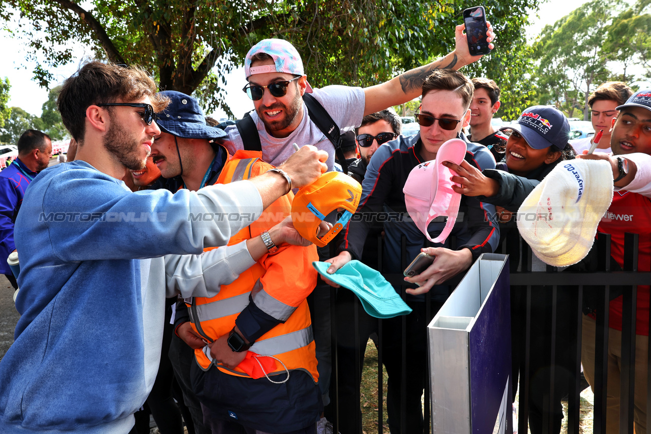 GP AUSTRALIA, Pierre Gasly (FRA) Alpine F1 Team with fans.

01.04.2023. Formula 1 World Championship, Rd 3, Australian Grand Prix, Albert Park, Melbourne, Australia, Qualifiche Day.

- www.xpbimages.com, EMail: requests@xpbimages.com ¬© Copyright: Batchelor / XPB Images