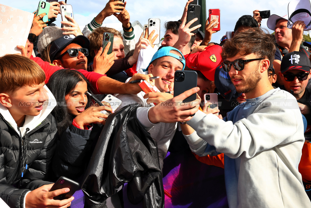 GP AUSTRALIA, Pierre Gasly (FRA) Alpine F1 Team with fans.

01.04.2023. Formula 1 World Championship, Rd 3, Australian Grand Prix, Albert Park, Melbourne, Australia, Qualifiche Day.

- www.xpbimages.com, EMail: requests@xpbimages.com ¬© Copyright: Batchelor / XPB Images