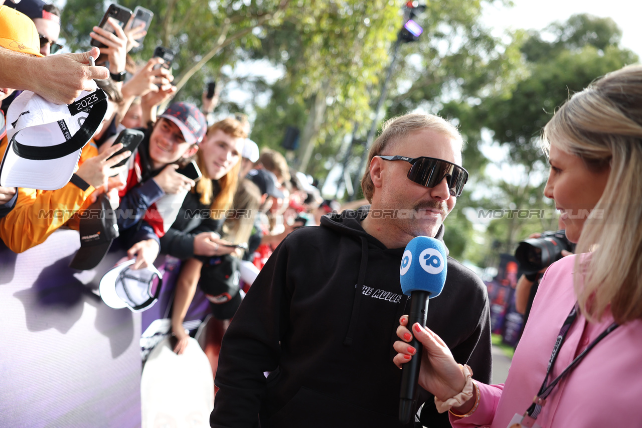GP AUSTRALIA, Valtteri Bottas (FIN) Alfa Romeo F1 Team with Rosanna Tennant (GBR) F1 Presenter.

31.03.2023. Formula 1 World Championship, Rd 3, Australian Grand Prix, Albert Park, Melbourne, Australia, Practice Day.

- www.xpbimages.com, EMail: requests@xpbimages.com ¬© Copyright: Bearne / XPB Images