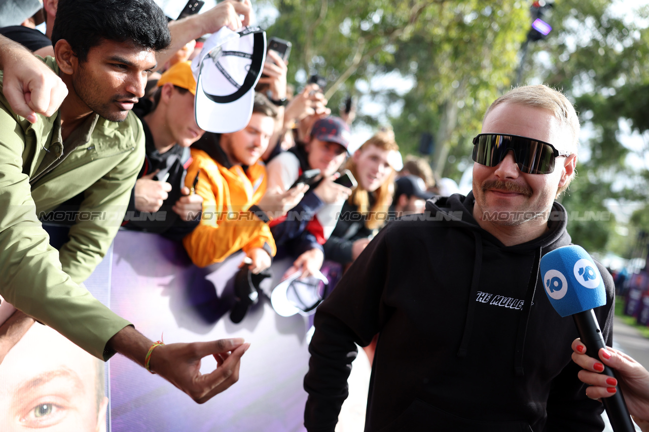 GP AUSTRALIA, Valtteri Bottas (FIN) Alfa Romeo F1 Team with fans.

31.03.2023. Formula 1 World Championship, Rd 3, Australian Grand Prix, Albert Park, Melbourne, Australia, Practice Day.

- www.xpbimages.com, EMail: requests@xpbimages.com ¬© Copyright: Bearne / XPB Images