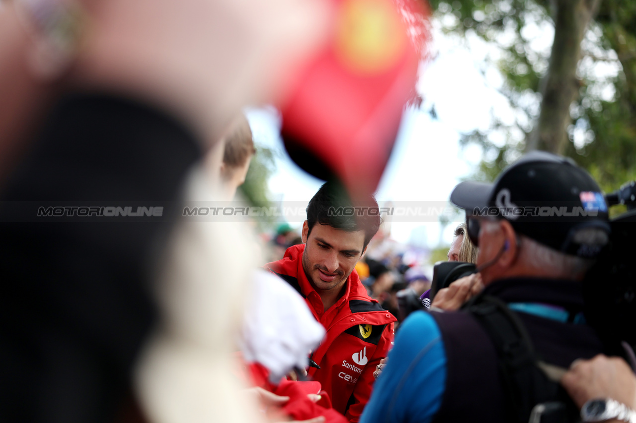 GP AUSTRALIA, Carlos Sainz Jr (ESP) Ferrari with fans.

31.03.2023. Formula 1 World Championship, Rd 3, Australian Grand Prix, Albert Park, Melbourne, Australia, Practice Day.

- www.xpbimages.com, EMail: requests@xpbimages.com ¬© Copyright: Bearne / XPB Images