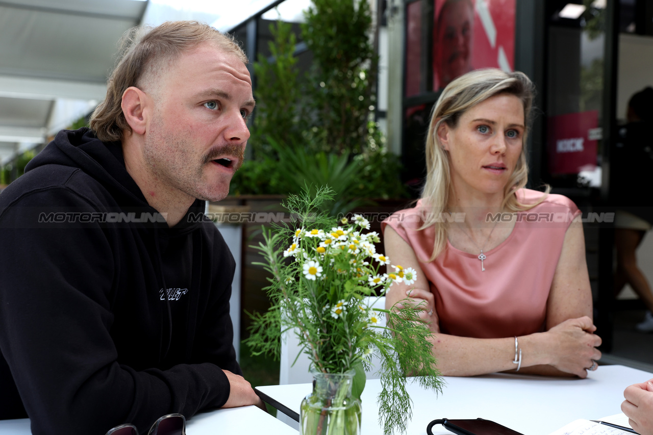 GP AUSTRALIA, (L to R): Valtteri Bottas (FIN) Alfa Romeo F1 Team with girlfriend Tiffany Cromwell (AUS) Professional Cyclist.

31.03.2023. Formula 1 World Championship, Rd 3, Australian Grand Prix, Albert Park, Melbourne, Australia, Practice Day.

- www.xpbimages.com, EMail: requests@xpbimages.com ¬© Copyright: Bearne / XPB Images