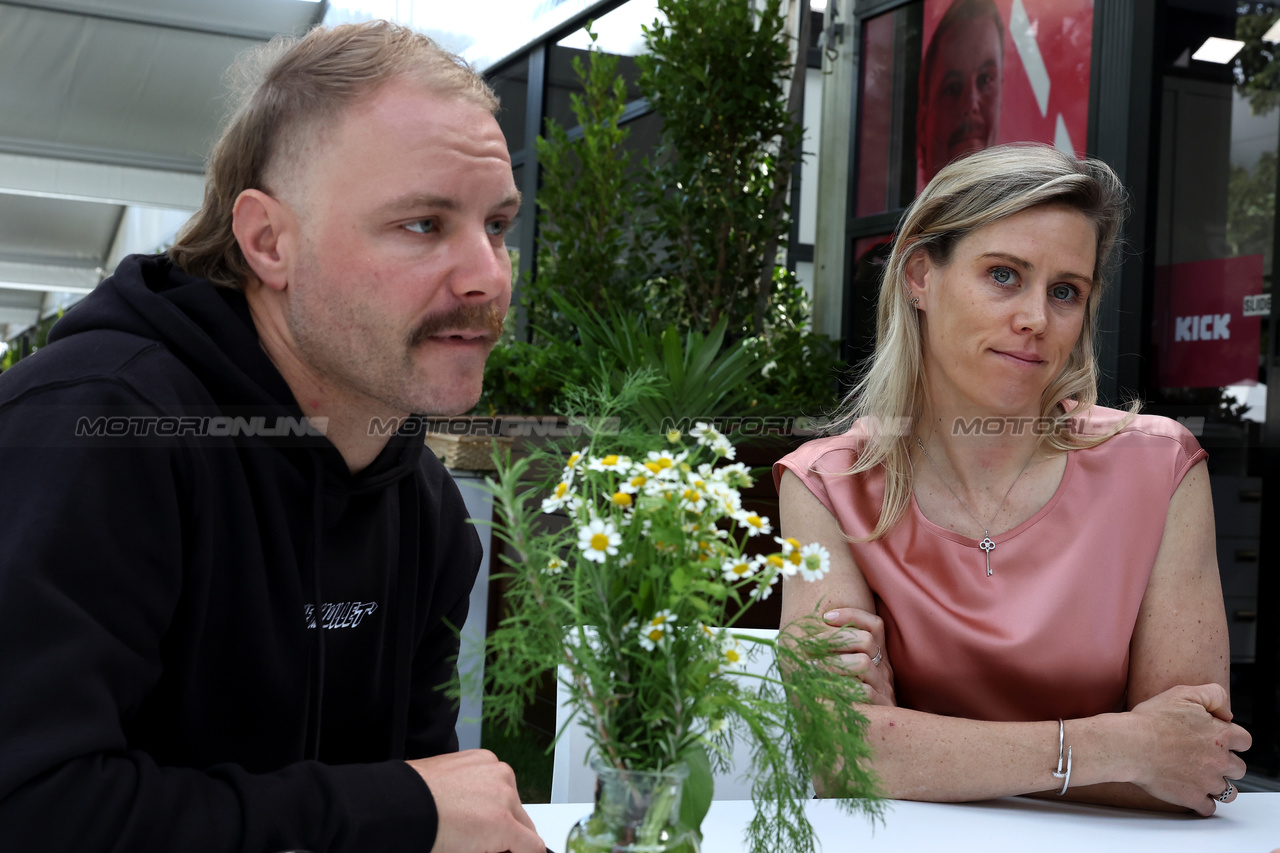 GP AUSTRALIA, Tiffany Cromwell (AUS) Professional Cyclist with boyfriend Valtteri Bottas (FIN) Alfa Romeo F1 Team.

31.03.2023. Formula 1 World Championship, Rd 3, Australian Grand Prix, Albert Park, Melbourne, Australia, Practice Day.

- www.xpbimages.com, EMail: requests@xpbimages.com ¬© Copyright: Bearne / XPB Images