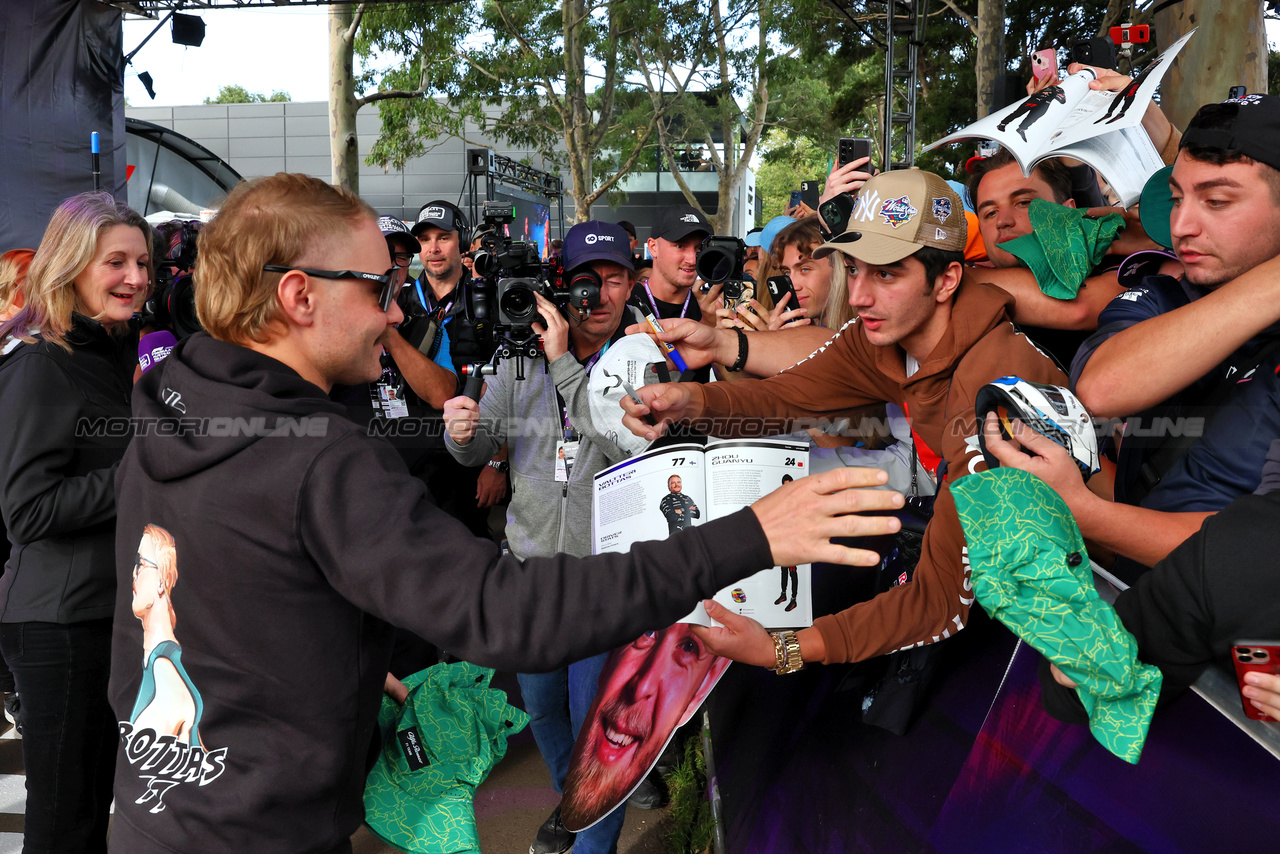 GP AUSTRALIA, Valtteri Bottas (FIN) Alfa Romeo F1 Team with fans.

31.03.2023. Formula 1 World Championship, Rd 3, Australian Grand Prix, Albert Park, Melbourne, Australia, Practice Day.

 - www.xpbimages.com, EMail: requests@xpbimages.com ¬© Copyright: Coates / XPB Images