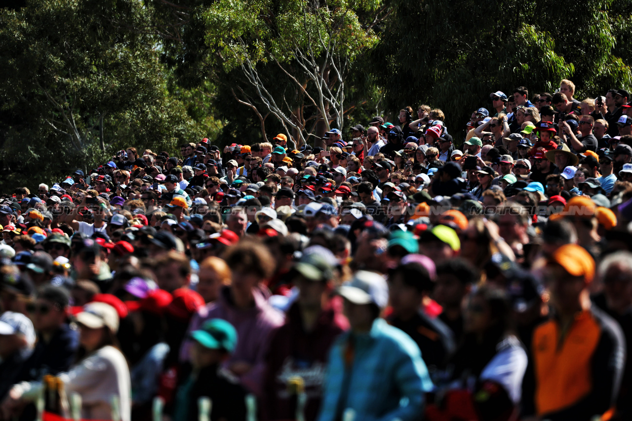 GP AUSTRALIA, Circuit Atmosfera - fans.

31.03.2023. Formula 1 World Championship, Rd 3, Australian Grand Prix, Albert Park, Melbourne, Australia, Practice Day.

- www.xpbimages.com, EMail: requests@xpbimages.com ¬© Copyright: Moy / XPB Images
