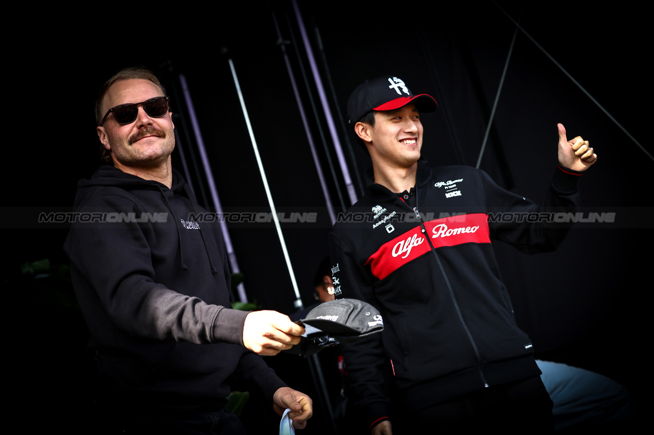GP AUSTRALIA, Valtteri Bottas (FIN), Alfa Romeo Racing e Guanyu Zhou (CHI), Alfa Romeo Racing 
31.03.2023. Formula 1 World Championship, Rd 3, Australian Grand Prix, Albert Park, Melbourne, Australia, Practice Day.
- www.xpbimages.com, EMail: requests@xpbimages.com ¬© Copyright: Charniaux / XPB Images