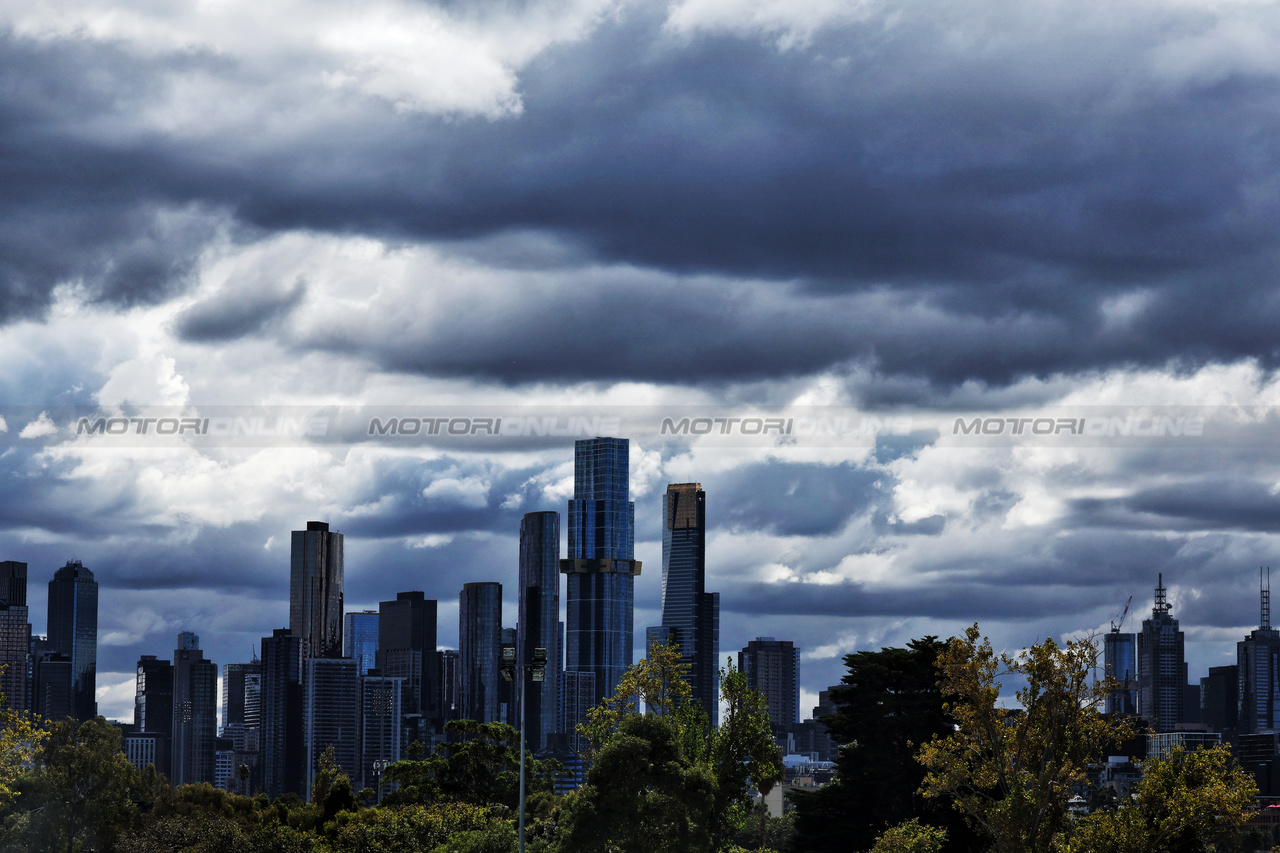 GP AUSTRALIA, Circuit Atmosfera - city skyline.

31.03.2023. Formula 1 World Championship, Rd 3, Australian Grand Prix, Albert Park, Melbourne, Australia, Practice Day.

- www.xpbimages.com, EMail: requests@xpbimages.com ¬© Copyright: Moy / XPB Images