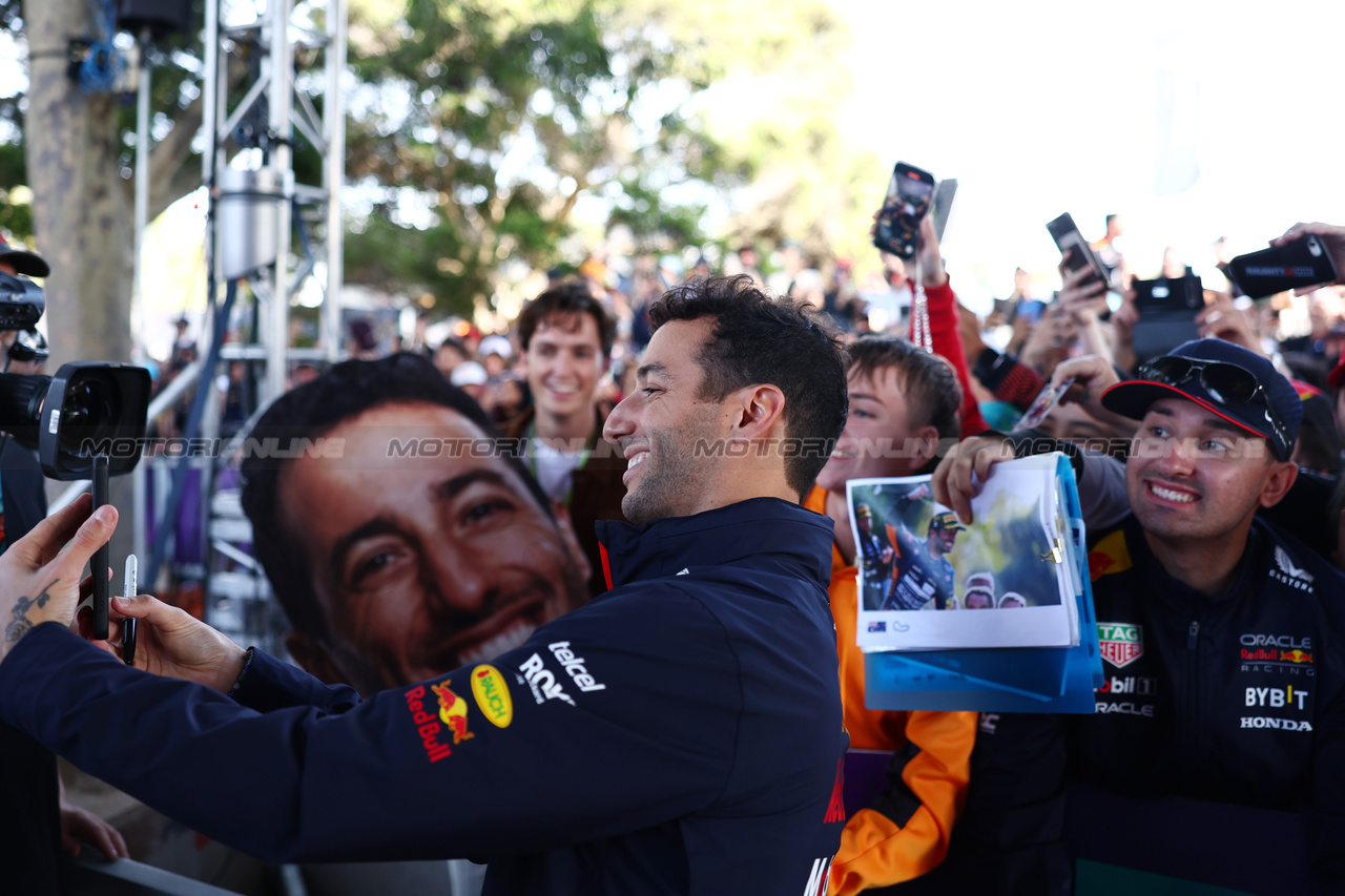 GP AUSTRALIA, Daniel Ricciardo (AUS) Red Bull Racing Reserve e Third Driver with fans.

31.03.2023. Formula 1 World Championship, Rd 3, Australian Grand Prix, Albert Park, Melbourne, Australia, Practice Day.

 - www.xpbimages.com, EMail: requests@xpbimages.com ¬© Copyright: Coates / XPB Images