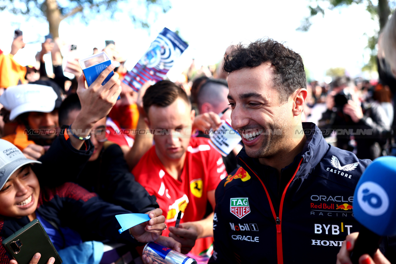 GP AUSTRALIA, Daniel Ricciardo (AUS) Red Bull Racing Reserve e Third Driver with fans.

31.03.2023. Formula 1 World Championship, Rd 3, Australian Grand Prix, Albert Park, Melbourne, Australia, Practice Day.

 - www.xpbimages.com, EMail: requests@xpbimages.com ¬© Copyright: Coates / XPB Images