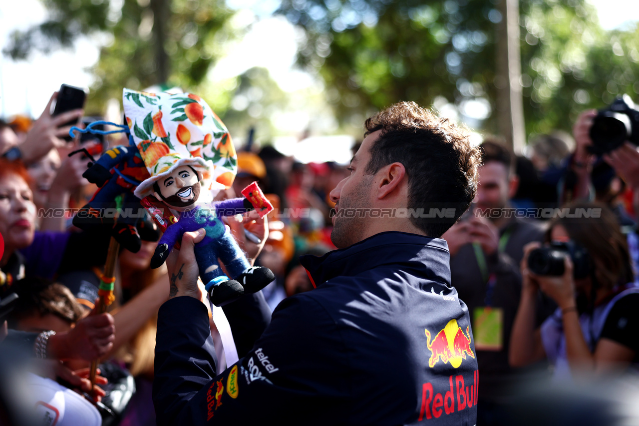 GP AUSTRALIA, Daniel Ricciardo (AUS) Red Bull Racing Reserve e Third Driver with fans.

31.03.2023. Formula 1 World Championship, Rd 3, Australian Grand Prix, Albert Park, Melbourne, Australia, Practice Day.

 - www.xpbimages.com, EMail: requests@xpbimages.com ¬© Copyright: Coates / XPB Images