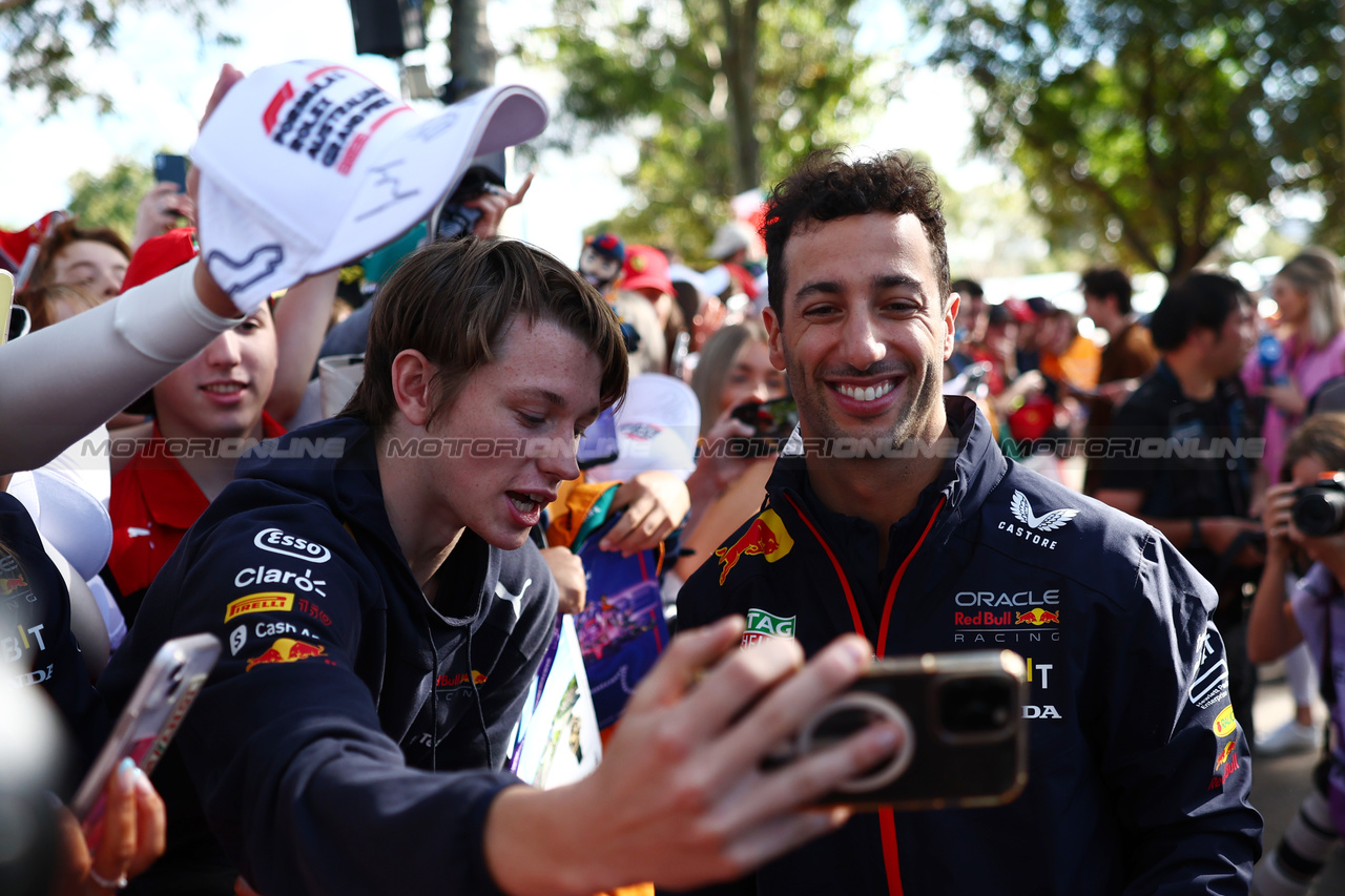 GP AUSTRALIA, Daniel Ricciardo (AUS) Red Bull Racing Reserve e Third Driver with fans.

31.03.2023. Formula 1 World Championship, Rd 3, Australian Grand Prix, Albert Park, Melbourne, Australia, Practice Day.

 - www.xpbimages.com, EMail: requests@xpbimages.com ¬© Copyright: Coates / XPB Images