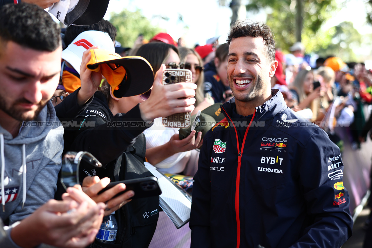 GP AUSTRALIA, Daniel Ricciardo (AUS) Red Bull Racing Reserve e Third Driver with fans.

31.03.2023. Formula 1 World Championship, Rd 3, Australian Grand Prix, Albert Park, Melbourne, Australia, Practice Day.

 - www.xpbimages.com, EMail: requests@xpbimages.com ¬© Copyright: Coates / XPB Images