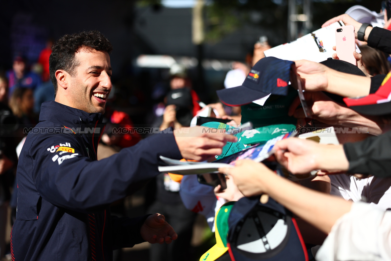 GP AUSTRALIA, Daniel Ricciardo (AUS) Red Bull Racing Reserve e Third Driver with fans.

31.03.2023. Formula 1 World Championship, Rd 3, Australian Grand Prix, Albert Park, Melbourne, Australia, Practice Day.

 - www.xpbimages.com, EMail: requests@xpbimages.com ¬© Copyright: Coates / XPB Images