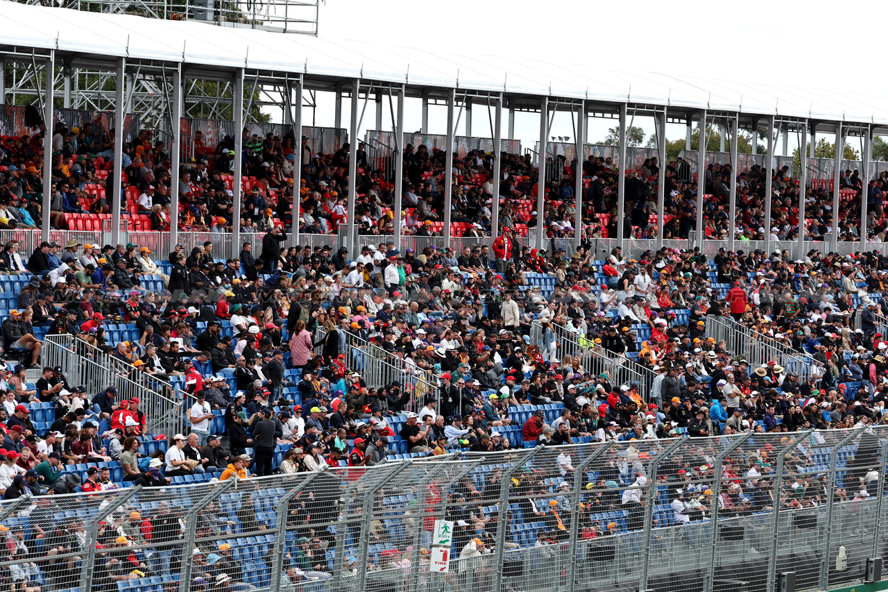 GP AUSTRALIA, Circuit Atmosfera - fans in the grandstand.

31.03.2023. Formula 1 World Championship, Rd 3, Australian Grand Prix, Albert Park, Melbourne, Australia, Practice Day.

- www.xpbimages.com, EMail: requests@xpbimages.com ¬© Copyright: Moy / XPB Images