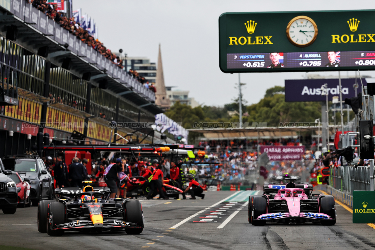 GP AUSTRALIA, Sergio Perez (MEX) Red Bull Racing RB19 e Esteban Ocon (FRA) Alpine F1 Team leave the pits.

31.03.2023. Formula 1 World Championship, Rd 3, Australian Grand Prix, Albert Park, Melbourne, Australia, Practice Day.

- www.xpbimages.com, EMail: requests@xpbimages.com ¬© Copyright: Bearne / XPB Images