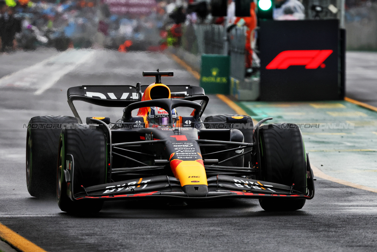 GP AUSTRALIA, Max Verstappen (NLD) Red Bull Racing RB19 leaves the pits.

31.03.2023. Formula 1 World Championship, Rd 3, Australian Grand Prix, Albert Park, Melbourne, Australia, Practice Day.

- www.xpbimages.com, EMail: requests@xpbimages.com ¬© Copyright: Bearne / XPB Images