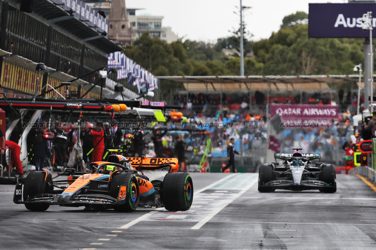 GP AUSTRALIA, Lando Norris (GBR) McLaren MCL60 e George Russell (GBR) Mercedes AMG F1 W14 in the pits.

31.03.2023. Formula 1 World Championship, Rd 3, Australian Grand Prix, Albert Park, Melbourne, Australia, Practice Day.

- www.xpbimages.com, EMail: requests@xpbimages.com ¬© Copyright: Bearne / XPB Images