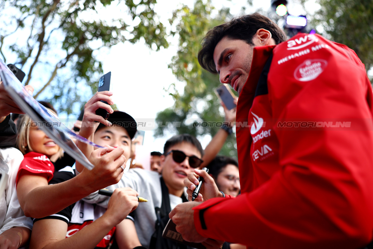 GP AUSTRALIA, Carlos Sainz Jr (ESP) Ferrari with fans.

31.03.2023. Formula 1 World Championship, Rd 3, Australian Grand Prix, Albert Park, Melbourne, Australia, Practice Day.

 - www.xpbimages.com, EMail: requests@xpbimages.com ¬© Copyright: Coates / XPB Images