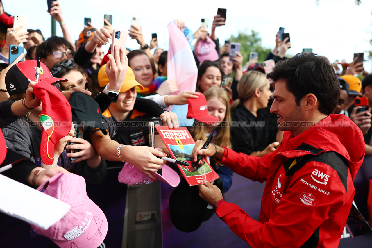 GP AUSTRALIA, Carlos Sainz Jr (ESP) Ferrari with fans.

31.03.2023. Formula 1 World Championship, Rd 3, Australian Grand Prix, Albert Park, Melbourne, Australia, Practice Day.

 - www.xpbimages.com, EMail: requests@xpbimages.com ¬© Copyright: Coates / XPB Images
