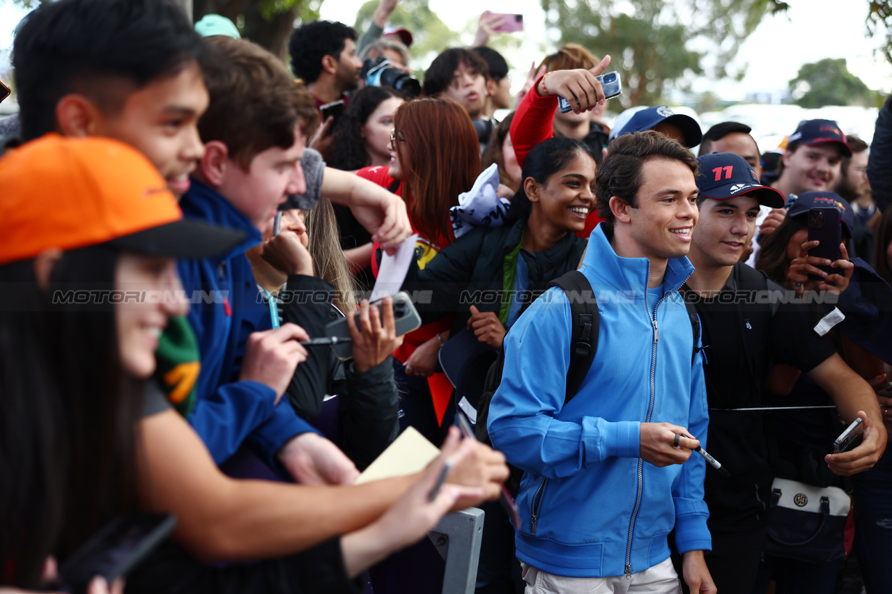 GP AUSTRALIA, Nyck de Vries (NLD) AlphaTauri with fans.

31.03.2023. Formula 1 World Championship, Rd 3, Australian Grand Prix, Albert Park, Melbourne, Australia, Practice Day.

 - www.xpbimages.com, EMail: requests@xpbimages.com ¬© Copyright: Coates / XPB Images