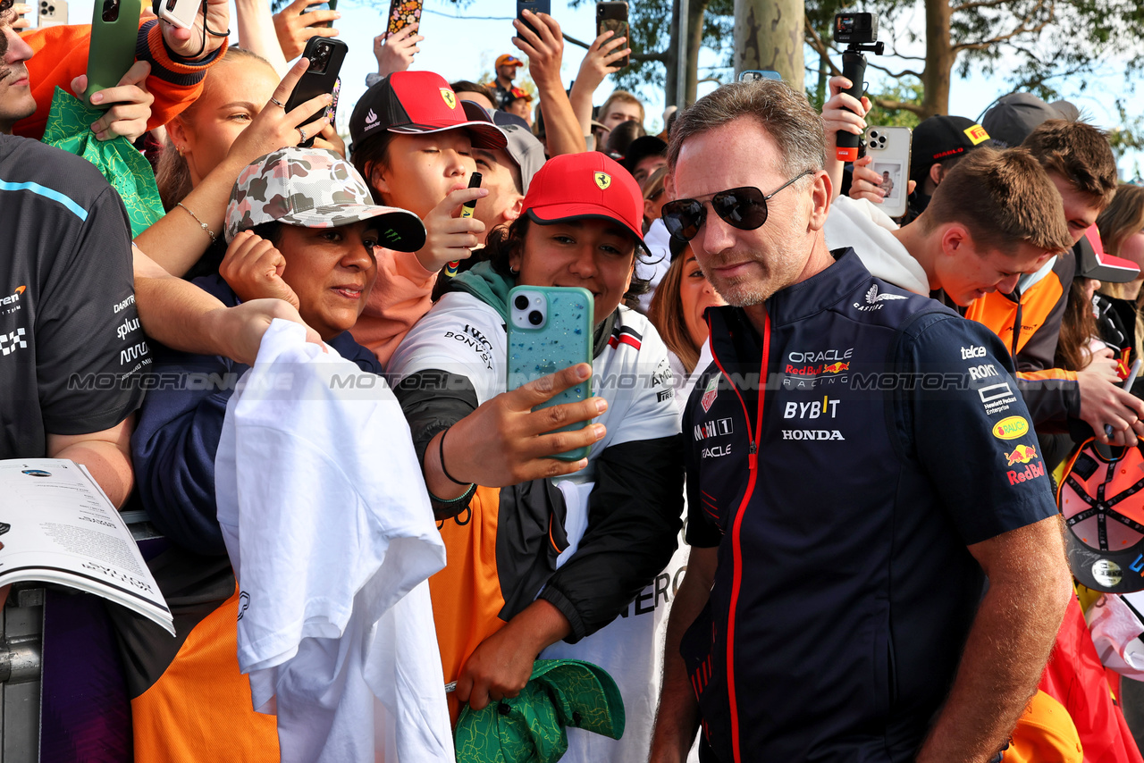 GP AUSTRALIA, Christian Horner (GBR) Red Bull Racing Team Principal with fans.

31.03.2023. Formula 1 World Championship, Rd 3, Australian Grand Prix, Albert Park, Melbourne, Australia, Practice Day.

- www.xpbimages.com, EMail: requests@xpbimages.com ¬© Copyright: Moy / XPB Images