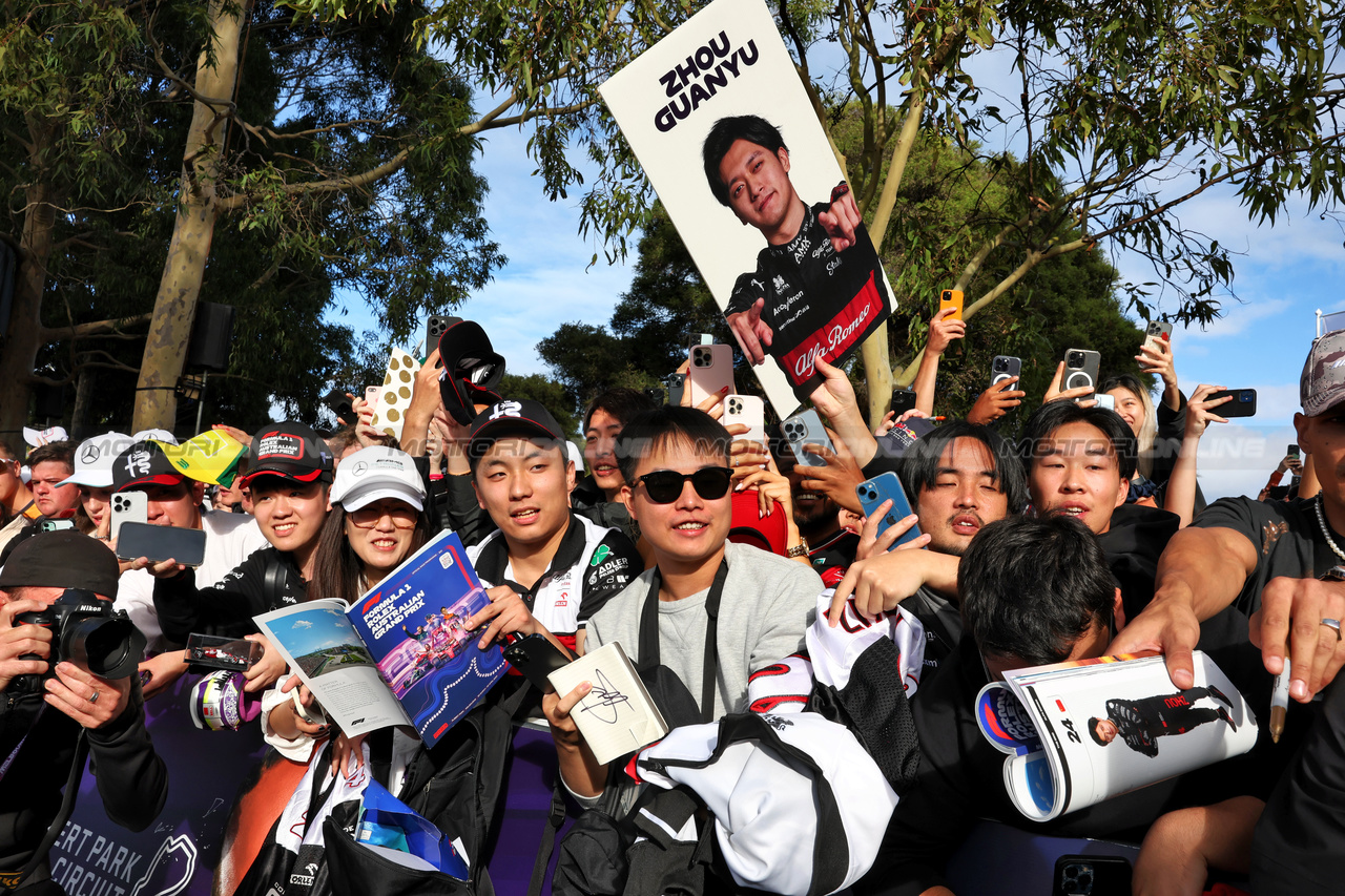 GP AUSTRALIA, Circuit Atmosfera - Zhou Guanyu (CHN) Alfa Romeo F1 Team fans.

31.03.2023. Formula 1 World Championship, Rd 3, Australian Grand Prix, Albert Park, Melbourne, Australia, Practice Day.

- www.xpbimages.com, EMail: requests@xpbimages.com ¬© Copyright: Moy / XPB Images