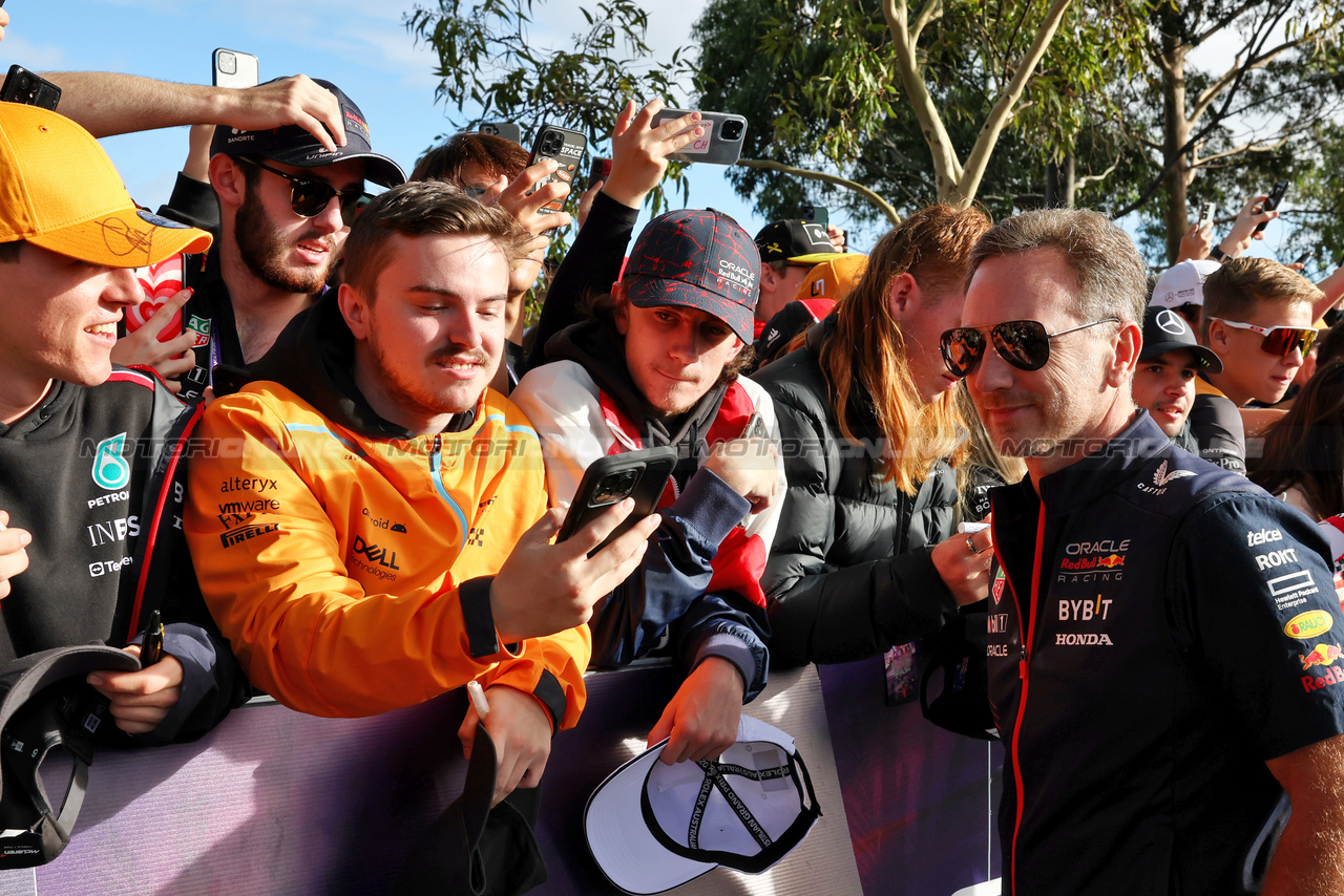 GP AUSTRALIA, Christian Horner (GBR) Red Bull Racing Team Principal with fans.

31.03.2023. Formula 1 World Championship, Rd 3, Australian Grand Prix, Albert Park, Melbourne, Australia, Practice Day.

- www.xpbimages.com, EMail: requests@xpbimages.com ¬© Copyright: Moy / XPB Images