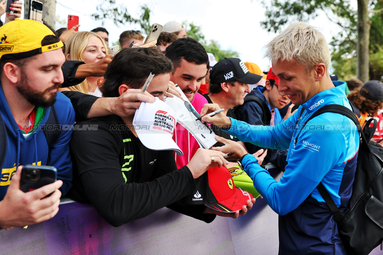 GP AUSTRALIA, Alexander Albon (THA) Williams Racing with fans.

31.03.2023. Formula 1 World Championship, Rd 3, Australian Grand Prix, Albert Park, Melbourne, Australia, Practice Day.

- www.xpbimages.com, EMail: requests@xpbimages.com ¬© Copyright: Moy / XPB Images