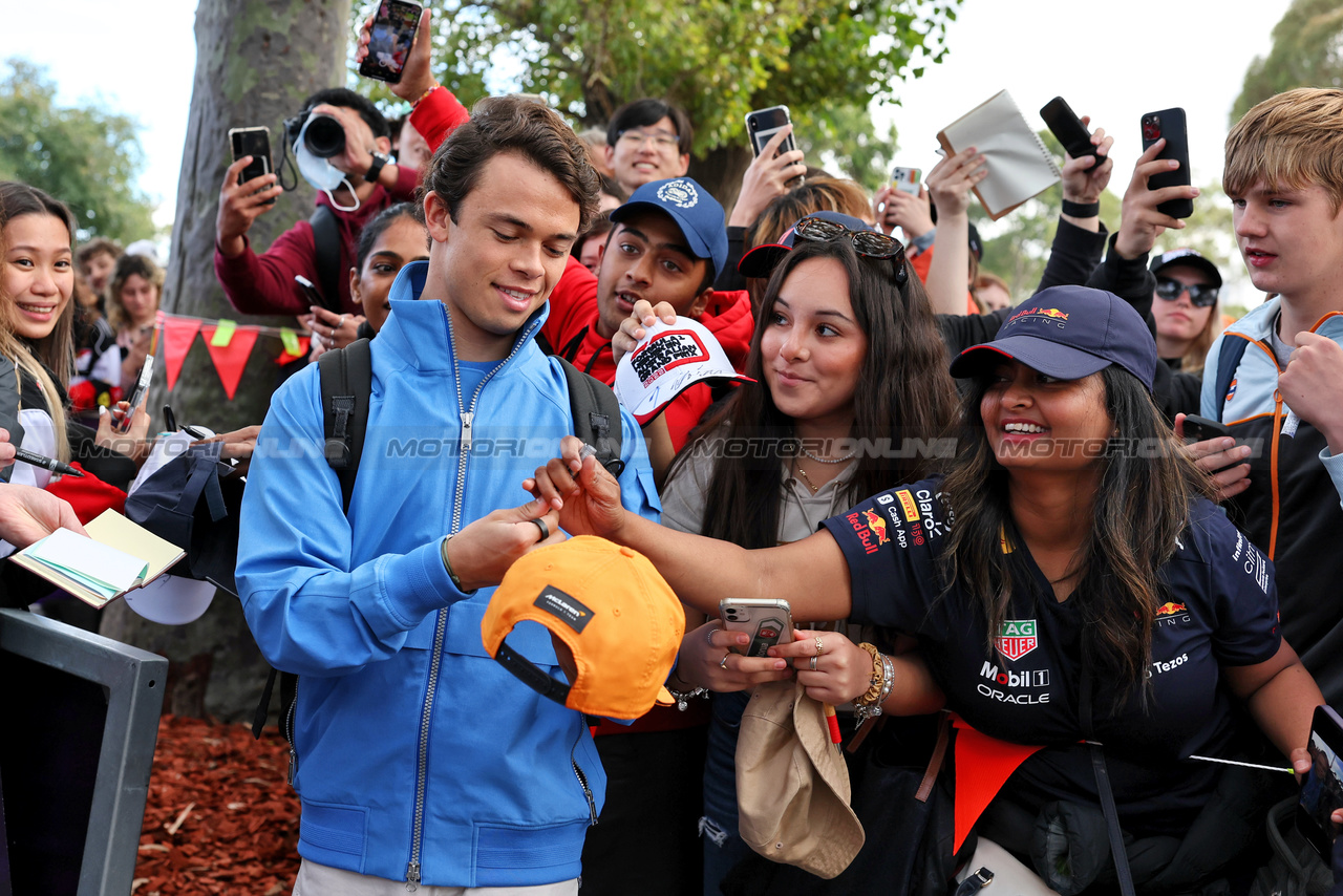 GP AUSTRALIA, Nyck de Vries (NLD) AlphaTauri with fans.

31.03.2023. Formula 1 World Championship, Rd 3, Australian Grand Prix, Albert Park, Melbourne, Australia, Practice Day.

- www.xpbimages.com, EMail: requests@xpbimages.com ¬© Copyright: Moy / XPB Images