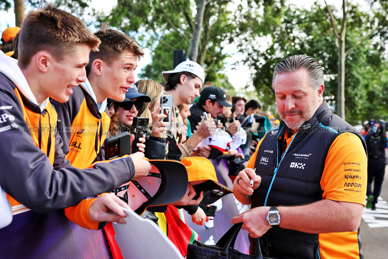 GP AUSTRALIA, Zak Brown (USA) McLaren Executive Director with fans.

31.03.2023. Formula 1 World Championship, Rd 3, Australian Grand Prix, Albert Park, Melbourne, Australia, Practice Day.

- www.xpbimages.com, EMail: requests@xpbimages.com ¬© Copyright: Moy / XPB Images
