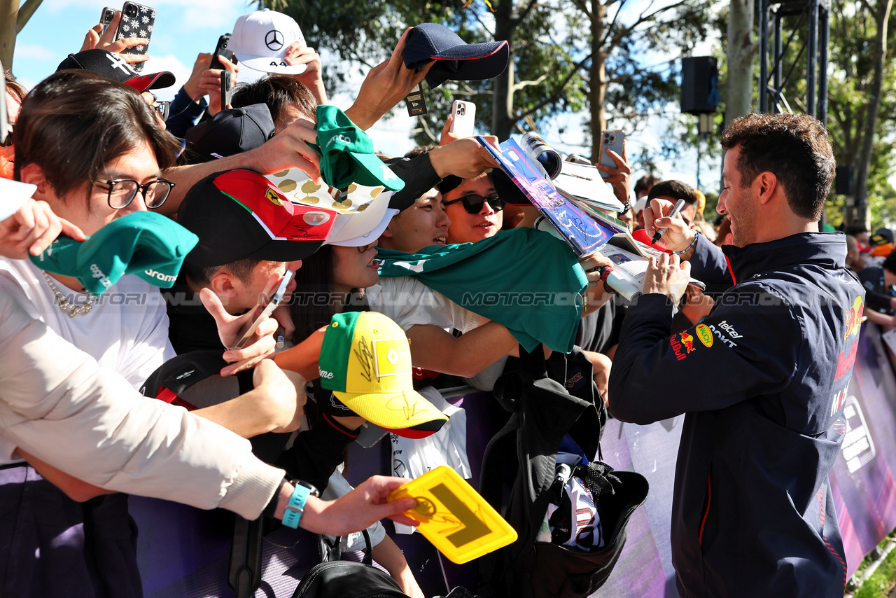 GP AUSTRALIA, Daniel Ricciardo (AUS) Red Bull Racing Reserve e Third Driver with fans.

31.03.2023. Formula 1 World Championship, Rd 3, Australian Grand Prix, Albert Park, Melbourne, Australia, Practice Day.

- www.xpbimages.com, EMail: requests@xpbimages.com ¬© Copyright: Moy / XPB Images